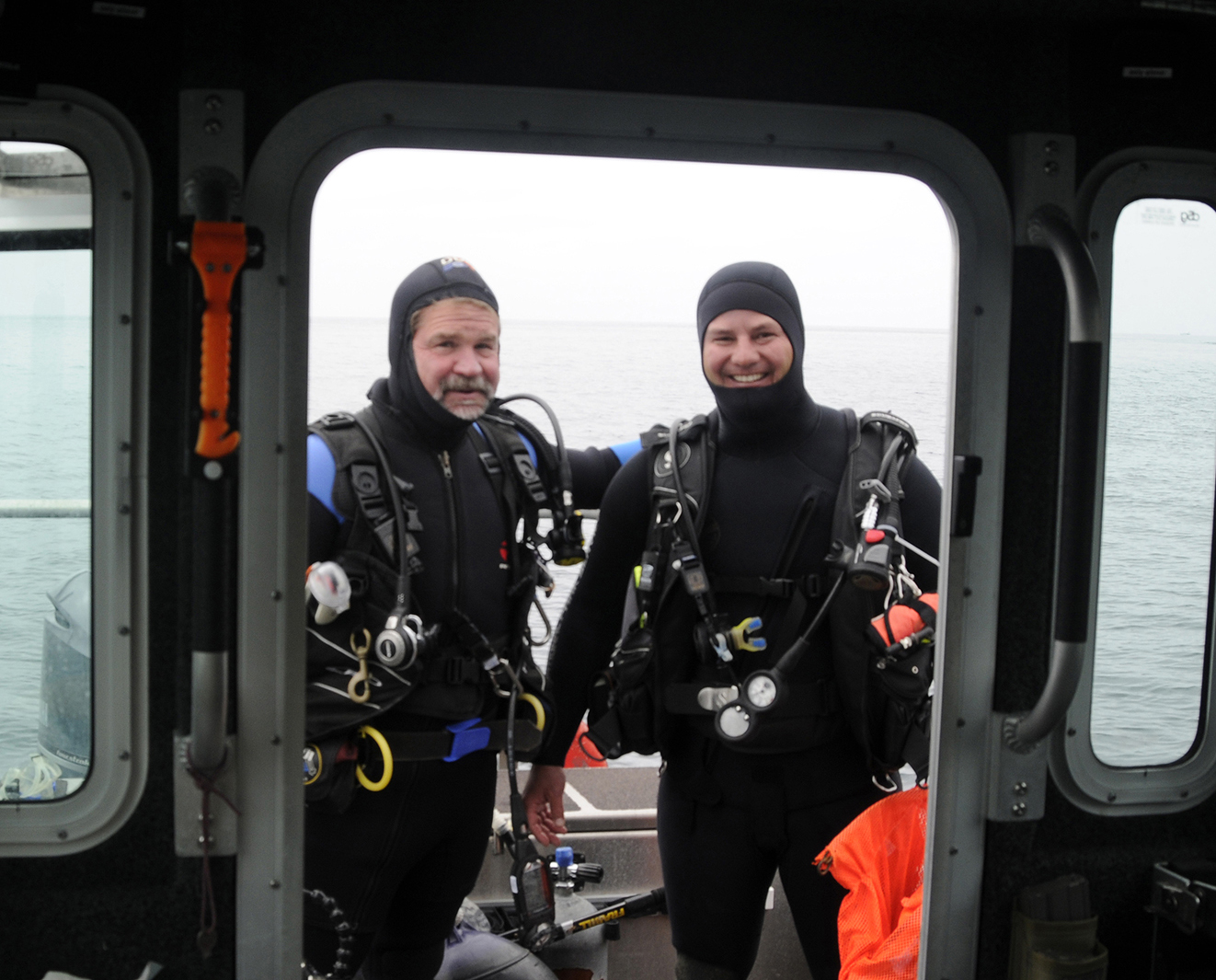 A NOAA Diver and an NPS Diver pose before a dive.