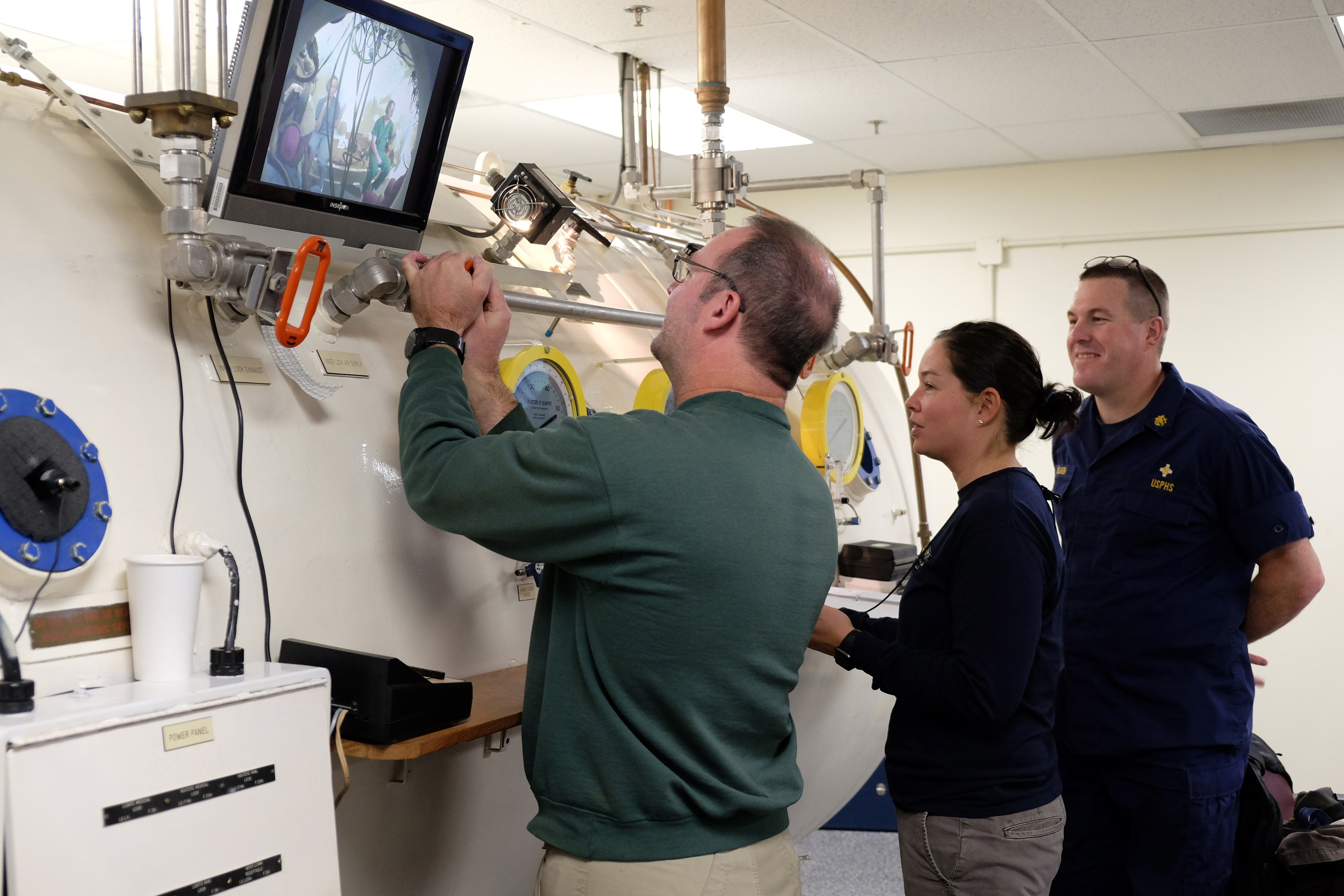 Diving Center instructors operating a hyperbaric chamber